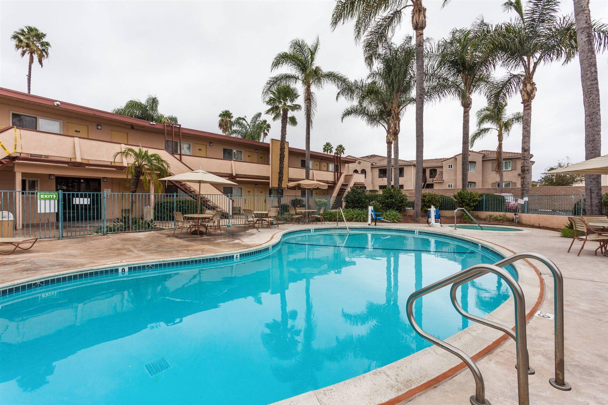 Super 8 By Wyndham Oceanside Marty'S Valley Inn ภายนอก รูปภาพ
