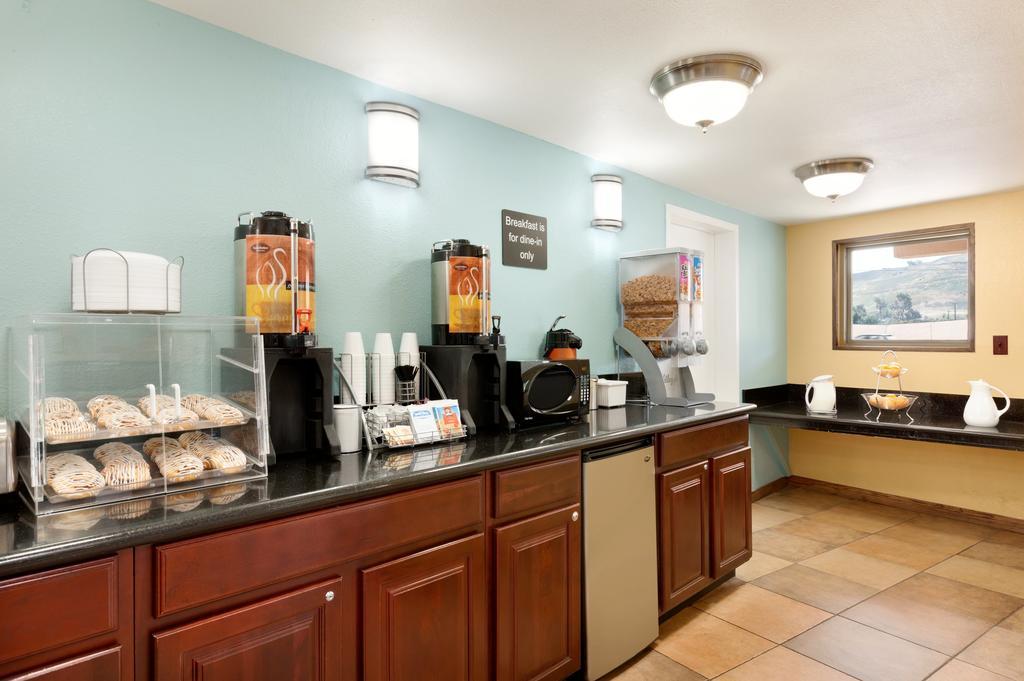 Super 8 By Wyndham Oceanside Marty'S Valley Inn ภายนอก รูปภาพ