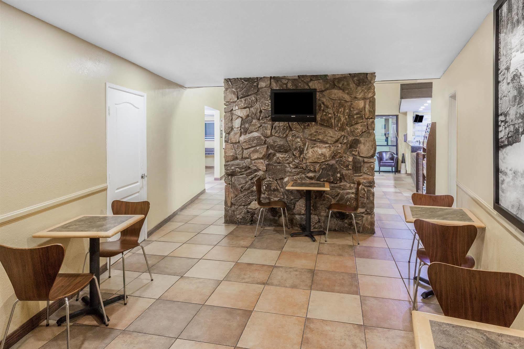 Super 8 By Wyndham Oceanside Marty'S Valley Inn ภายนอก รูปภาพ