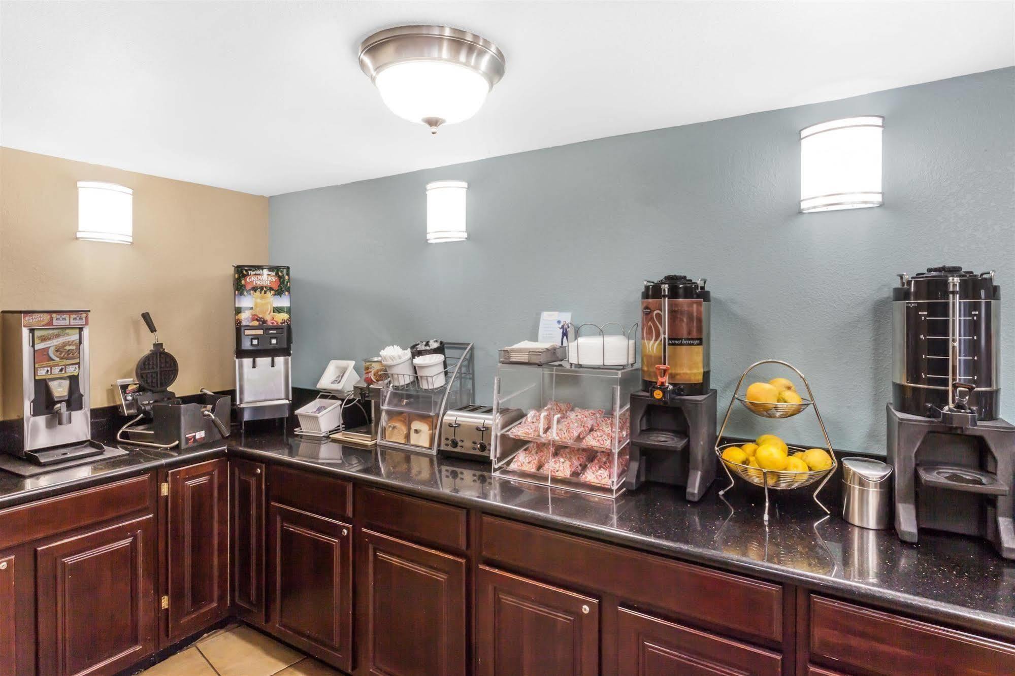 Super 8 By Wyndham Oceanside Marty'S Valley Inn ภายนอก รูปภาพ
