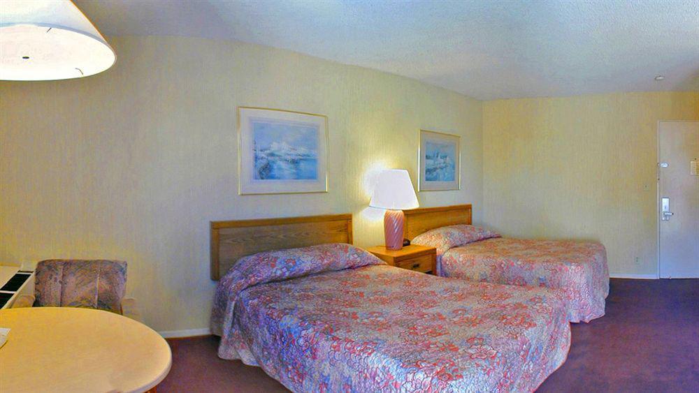 Super 8 By Wyndham Oceanside Marty'S Valley Inn ภายนอก รูปภาพ